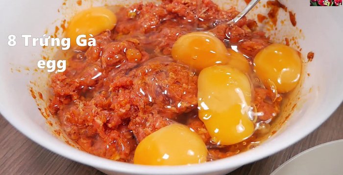 Hấp riêu: Cho hỗn hợp riêu vào khuôn hấp hoặc tô, hấp chín.