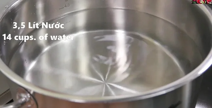 Chuẩn bị nước dùng: Cho 3.5 lít nước, 1 muỗng canh muối, 1 muỗng canh đường phèn vào nồi, đun sôi.