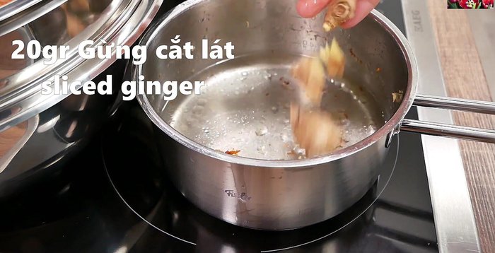 Chế biến mực: Trụng mực với nước sôi, gừng, gia vị (muối, bột ngọt, đường) khoảng 2-3 phút cho hết mùi tanh. Vớt ra.