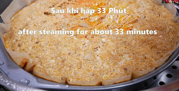 Thêm lòng đỏ trứng đánh tan vào nước dùng, đun 2 phút cho chín.