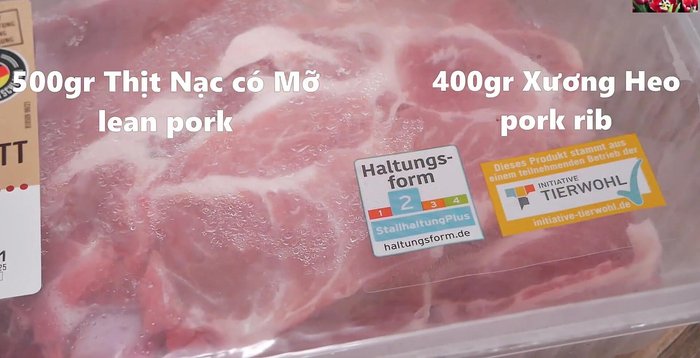 Thêm xương heo/sườn (400g), thịt nạc dăm (500g), củ cải trắng (400g), hành tây thái mỏng vào nước dùng. Đun sôi, vớt bọt.