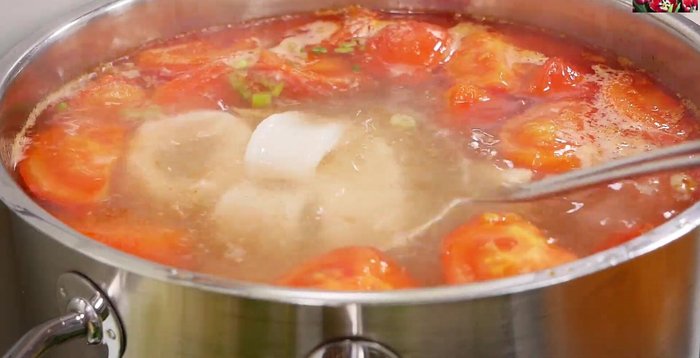 Trụng bún, cho mực, riêu, cà chua, rau sống vào tô, chan nước dùng.
