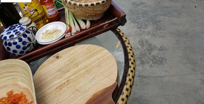 Băm nhỏ tỏi và ớt.
