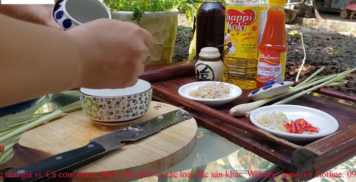 Cho 2 thìa đường, nước mắm, dấm, tương ớt vào một chiếc bát, khuấy đều.