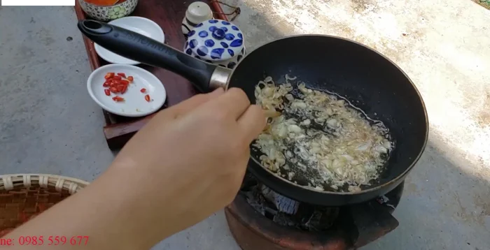 Cho tôm khô đã ngâm vào chảo, xào cùng với hỗn hợp gia vị đã chuẩn bị.