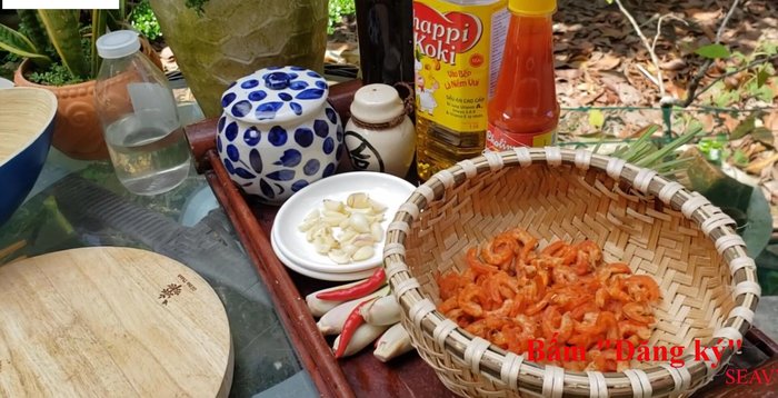 Ngâm tôm khô với nước khoảng 10 phút.