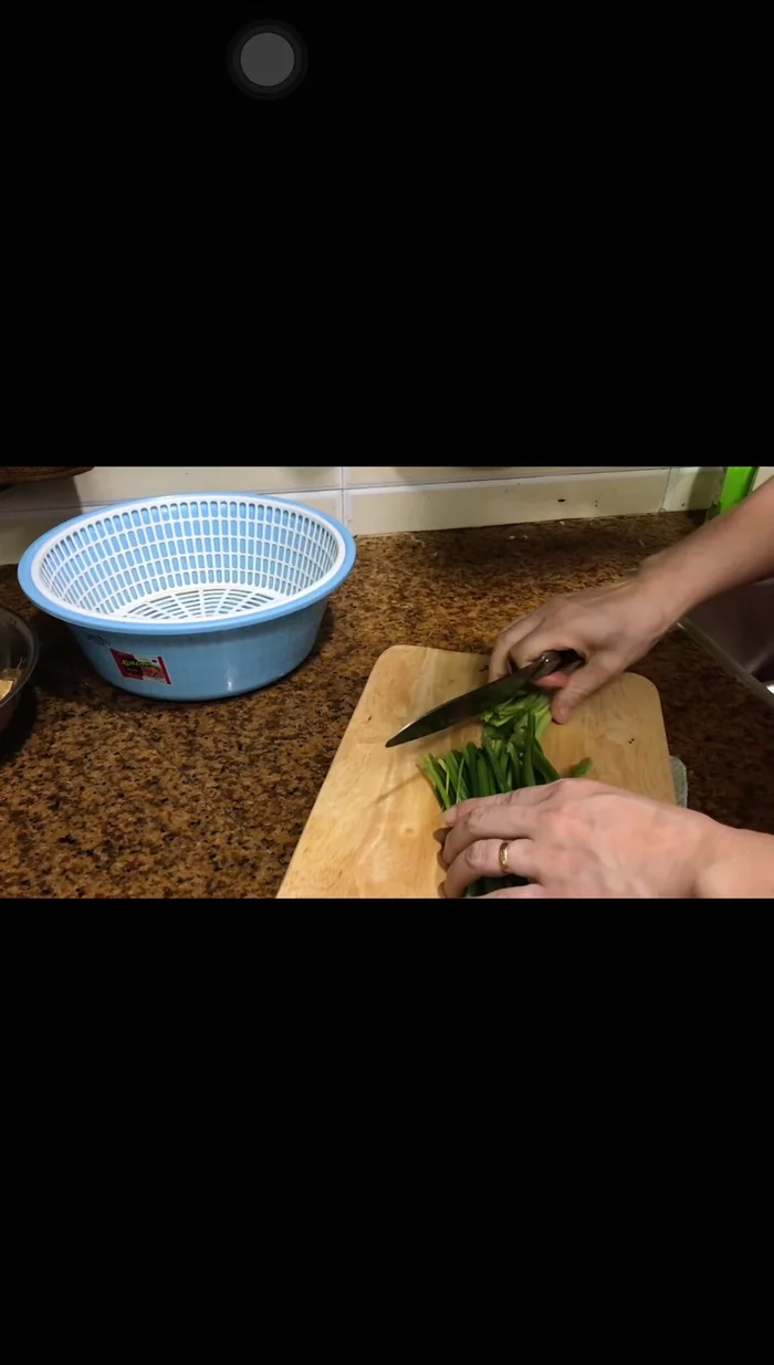 Thái nhỏ hành lá, hành mùi và gừng.