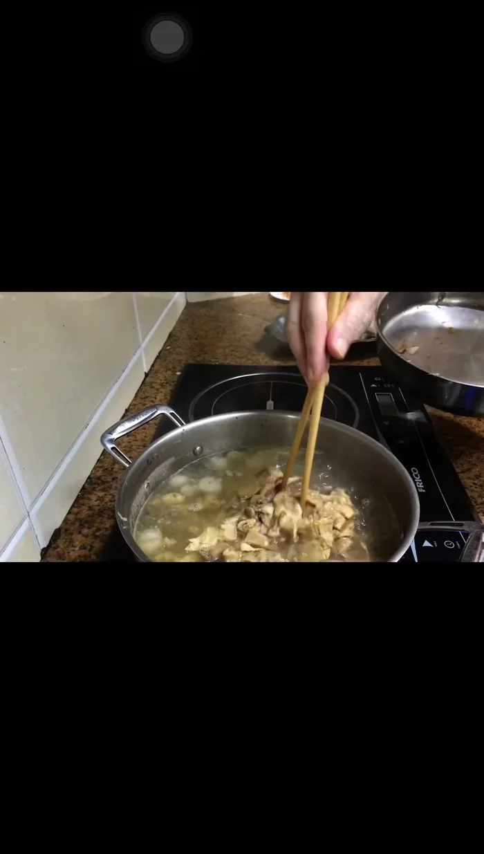 Cho thịt ngan đã thái vào nồi nước dùng, nêm nếm gia vị cho vừa ăn.