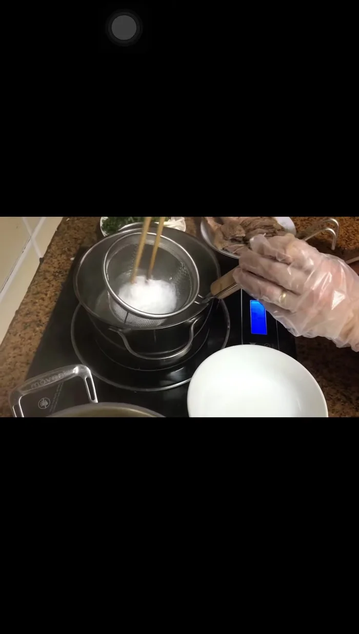 Trình bày: Cho bún vào tô, chan nước dùng, xếp thịt ngan và măng khô lên trên, rắc hành lá, hành mùi.