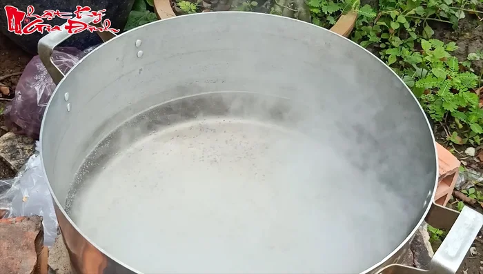 Cho bắp non và nấm rơm vào, đun cho đến khi nước dùng ngọt.