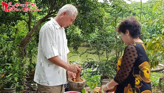 Thêm thịt heo quay (hoặc thay thế chay) và tôm (hoặc thay thế chay) vào, đun cho đến khi chín.