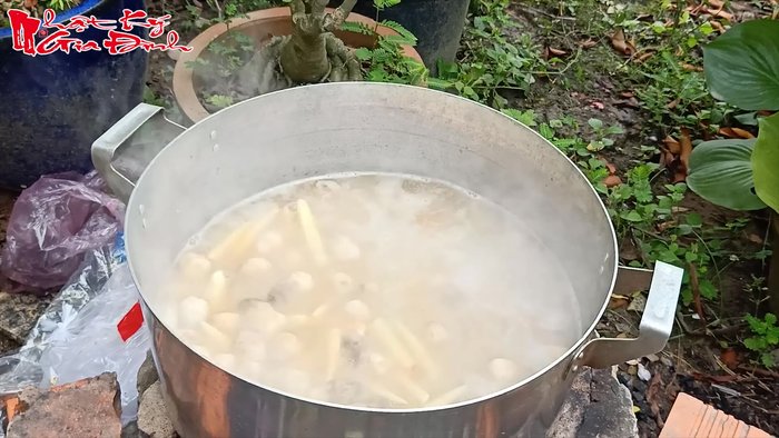 Chuẩn bị nguyên liệu: Tàu hũ chiên, chả chén, bắp non, nấm rơm, thịt heo quay (hoặc thay thế chay), tôm (hoặc thay thế chay), các loại rau ăn kèm.