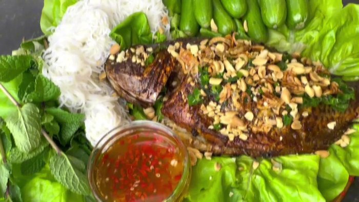 Chuẩn bị nguyên liệu: Tỏi, hành tím, sả xay nhuyễn.