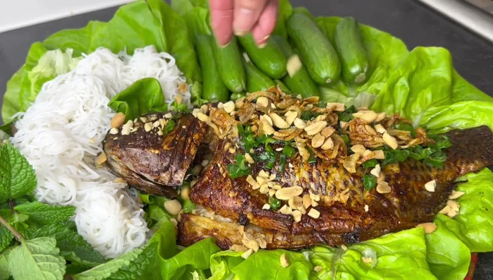 Trang trí: Rắc hành lá và đậu phộng rang lên trên cá.
