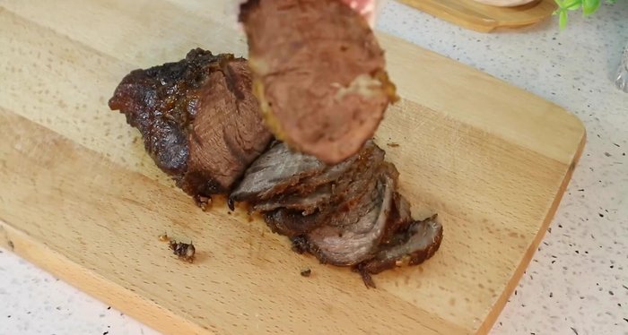 Dọn thịt bò ra đĩa, ăn kèm với cơm, bánh chưng, tương ớt.