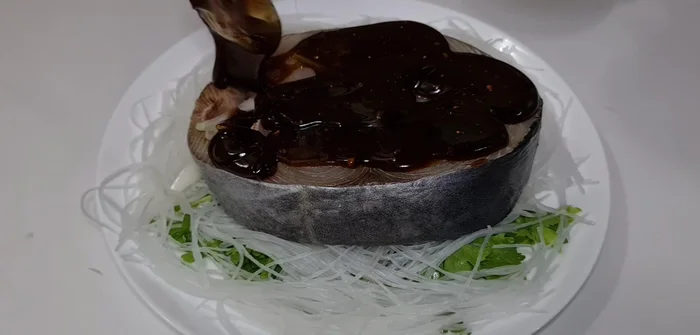 Đổ hỗn hợp gia vị và nấm đã xào lên trên cá.