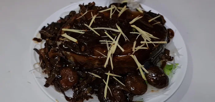 Thêm gừng sợi, cà chua bi lên trên.