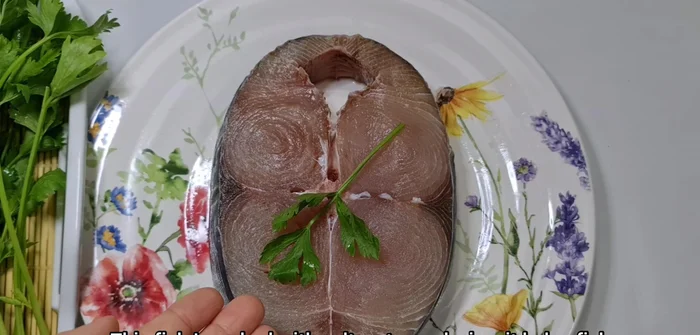 Rửa sạch cá thu với nước muối và rượu để khử mùi tanh. Có thể thay thế bằng cá bống mú, cá diêu hồng, cá lóc.