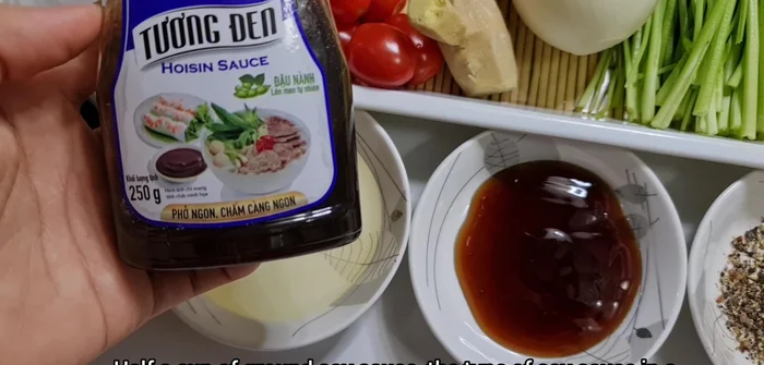 Chuẩn bị hỗn hợp gia vị: Trộn đều tương, dầu hào, tiêu.