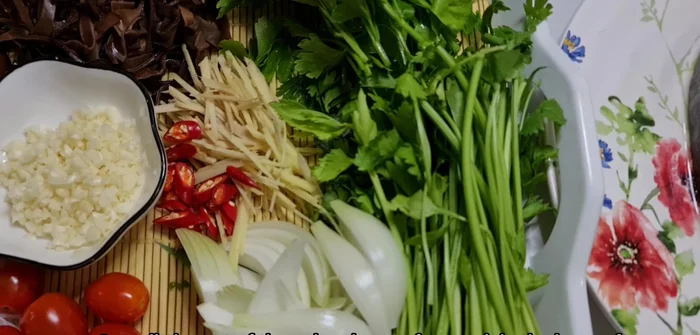 Sơ chế nguyên liệu: Ngâm nấm mèo, nấm đông cô khoảng 1 giờ. Cắt nhỏ nấm đông cô, nấm mèo cắt sợi, hành tây cắt mỏng, rau cần cắt lấy phần lá để trang trí, phần gốc để nguyên.