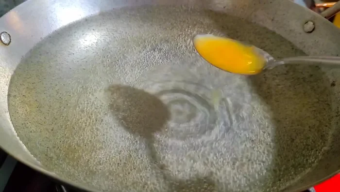 Khi nước sôi, cho 1 muỗng canh nước cốt tắc (hoặc chanh) vào.