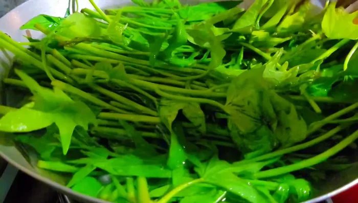 Luộc rau khoảng 3 phút, thỉnh thoảng đảo nhẹ. Kiểm tra rau chín bằng cách lấy một sợi rau bóp thử.