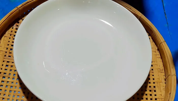 Tắt bếp, vớt rau ra dĩa.