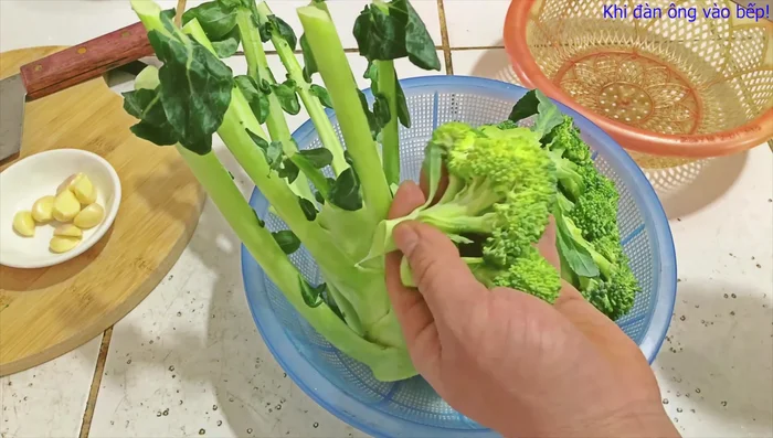 Tán nhỏ những nhánh súp lơ. Nếu nhánh nào già quá thì tước bỏ phần già.