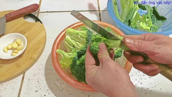 Chia súp lơ thành những miếng vừa ăn.
