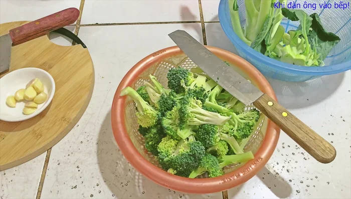 Rửa sạch súp lơ.