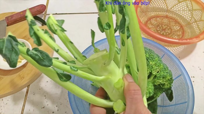 Cắt bỏ phần thân cây súp lơ. Phần thân có thể tước vỏ và tận dụng, nhưng trong công thức này bỏ đi.