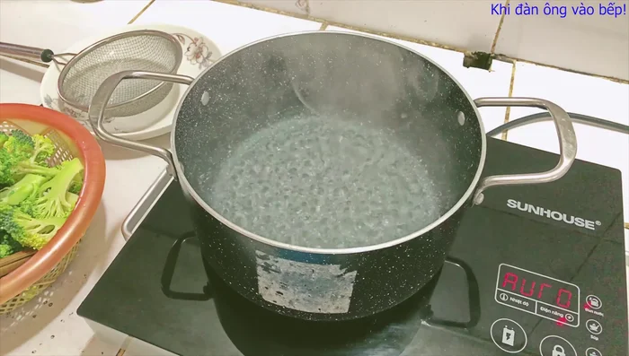 Đun sôi nước, cho một chút muối vào luộc súp lơ khoảng 2-3 phút cho xanh và giòn.