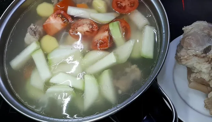 Đun nhỏ lửa thêm 15-20 phút cho rau củ chín mềm.