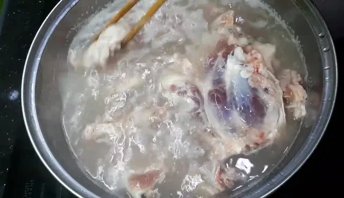Rửa sạch xương lại. Cho xương vào nồi, đổ nước lạnh ngập xương. Đun sôi, vớt bọt.