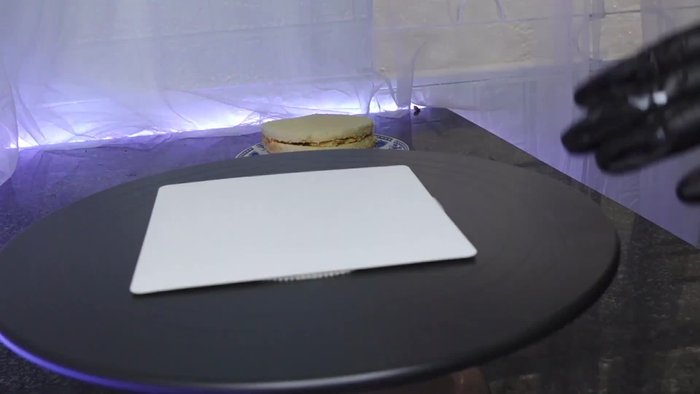 Chuẩn bị đế bánh và phủ một lớp kem mỏng lên trên để cố định lớp bánh.