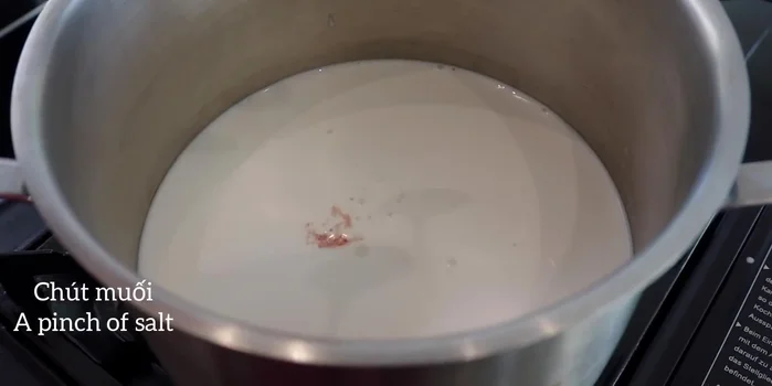 Nấu nước cốt dừa: 300ml nước cốt dừa, muối, 30g đường, 1 muỗng cà phê bột năng. Khuấy tan bột năng, đun sôi, tắt bếp (202.38).