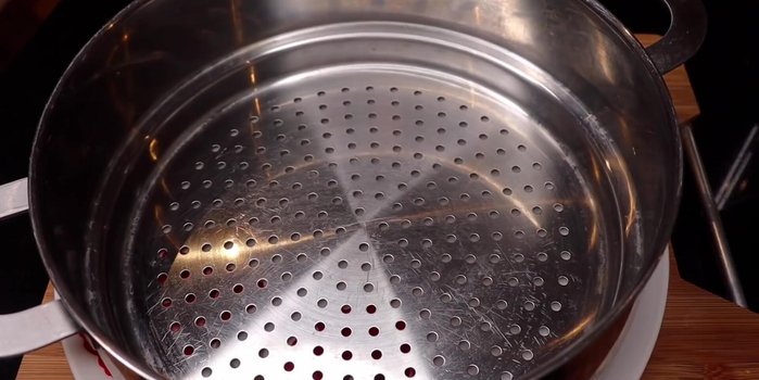 Vớt nếp đã ngâm ra, để ráo (262.79). Trộn đều nếp với chút muối, cho vào xửng hấp. Hấp cách thủy 40-45 phút kể từ khi nước sôi (276.659).