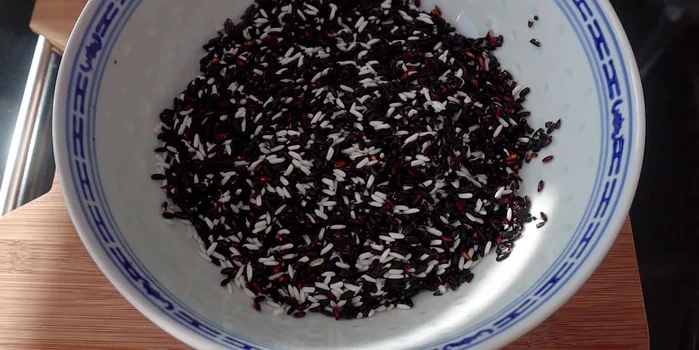 Vo sạch 200g nếp than và 100g nếp thường, ngâm với nước ít nhất 8 tiếng hoặc qua đêm (66.75).