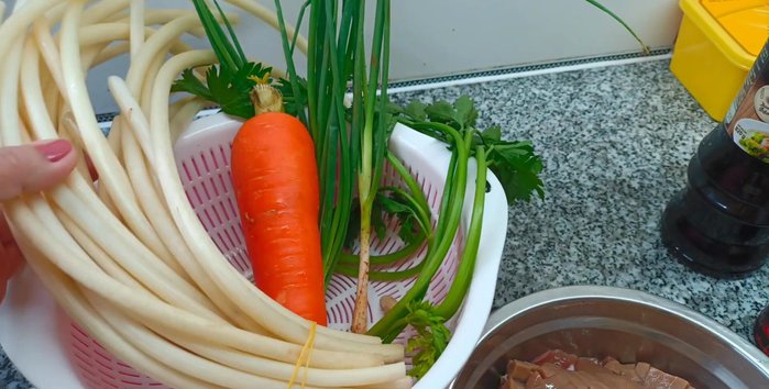 Cắt ngó sen thành khúc vừa ăn, rửa sạch và để ráo nước.