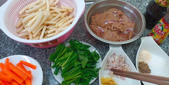 Trụng sơ củ cải đỏ qua nước sôi.