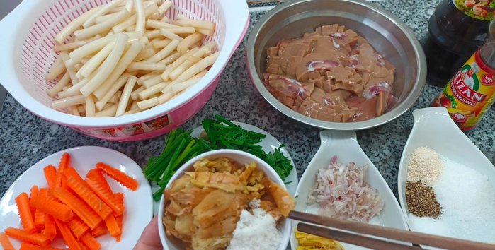 Đập dập gừng, băm nhỏ hành tím và tỏi.