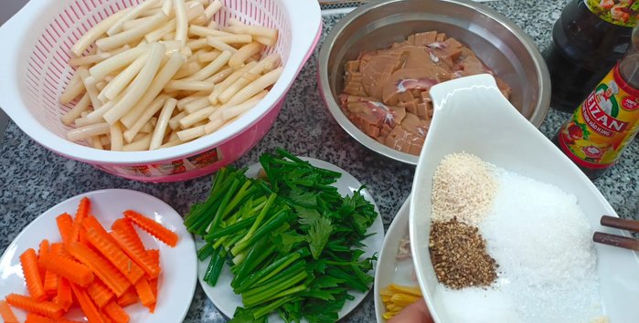 Trộn đều các gia vị: hạt nêm, tiêu, đường trắng, bột ngọt, bột năng, tương ớt, nước tương, dầu hào.