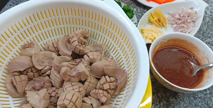 Làm nóng chảo với dầu ăn, phi thơm hành tỏi.