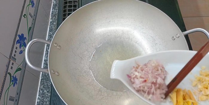 Cho cật heo vào xào săn, nêm gia vị đã chuẩn bị vào.