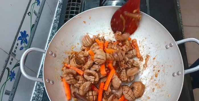 Thêm ngó sen, củ cải đỏ vào xào cùng. Thêm nước nếu cần.