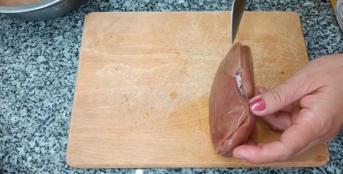 Rửa sạch cật heo, cắt miếng vừa ăn. Có thể xếp cật thành từng miếng hoặc xếp so le cho đẹp mắt.