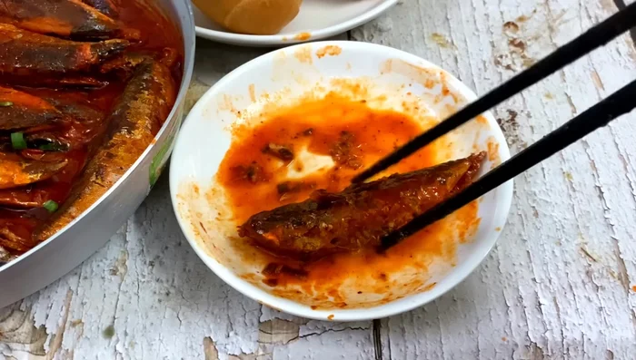 Tắt bếp, để nguội và bảo quản trong tủ lạnh.
