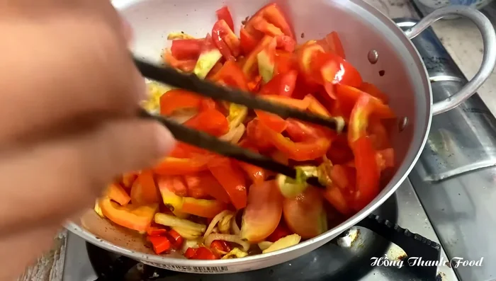 Làm nóng dầu ăn trong chảo, phi thơm hành, tỏi, ớt.
