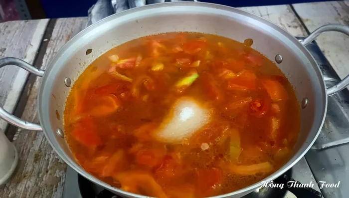 Thêm tương cà, đường, nước mắm, bột ngọt, hạt nêm, muối, tiêu vào.