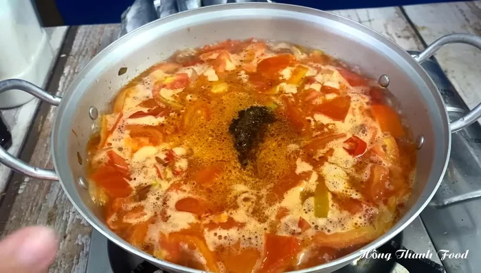 Cho cà chua vào xào.